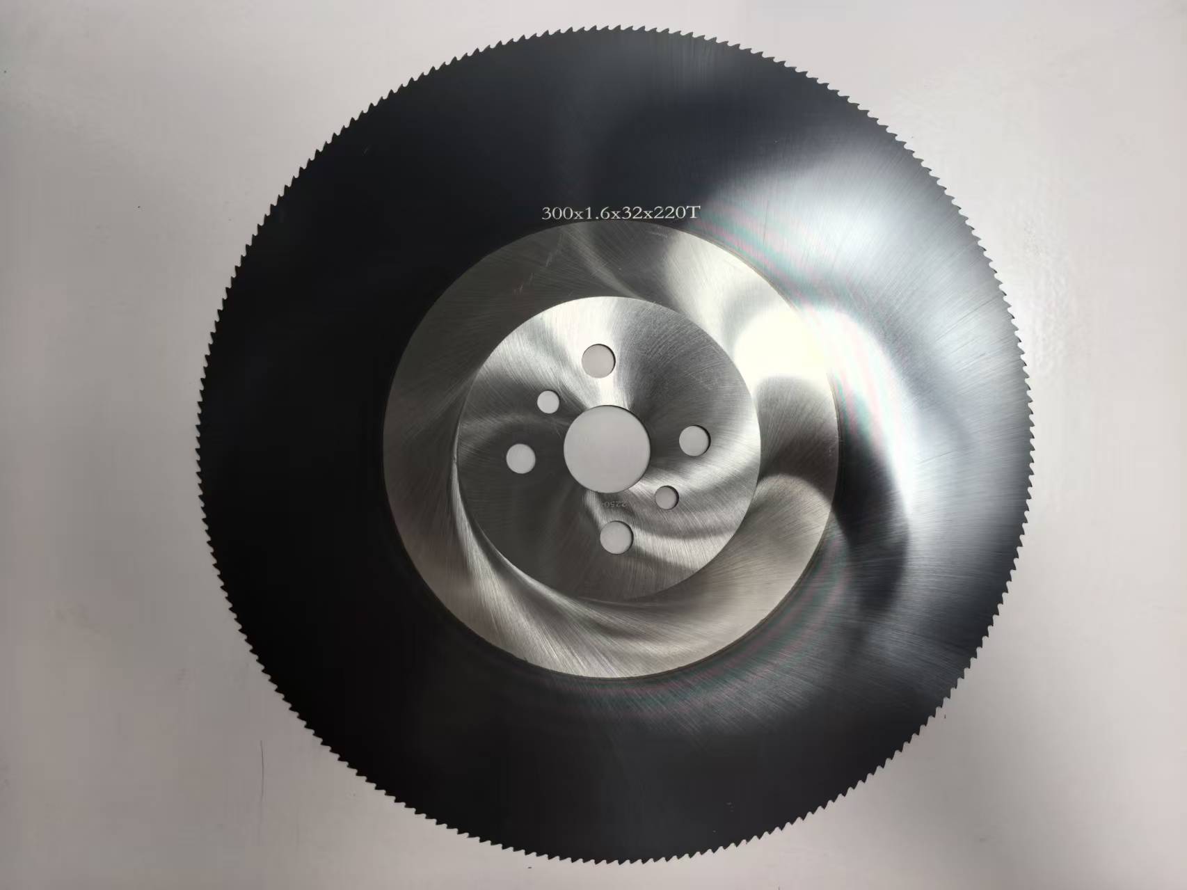 黑色涂层高速钢锯片300×1.6×32×220T (2) 黑色涂层高速钢锯片 300×1.6×32×220T (2)