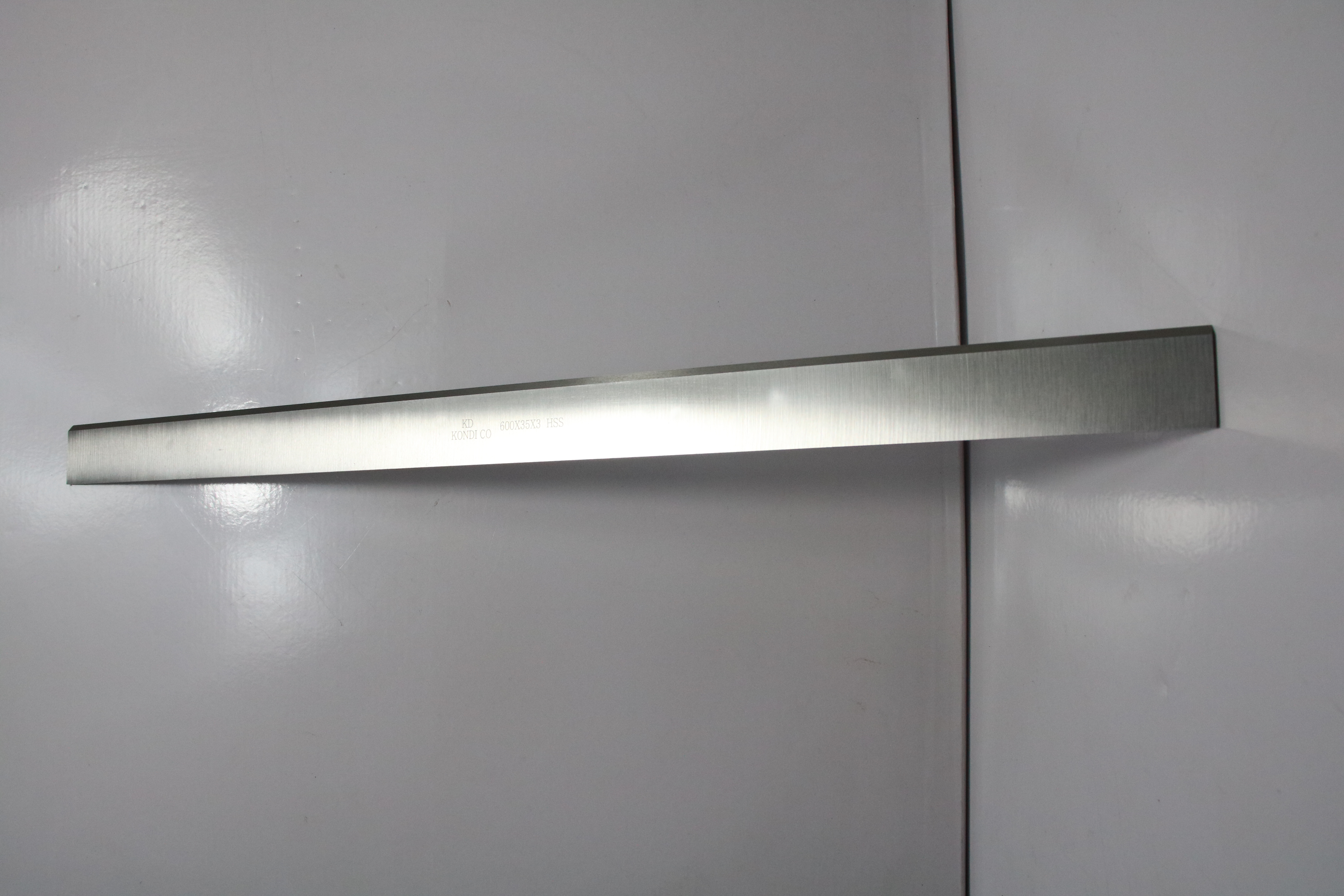 High-Speed Steel (HSS) Planer Blades Bilah Planer Baja Kecepatan Tinggi (HSS).