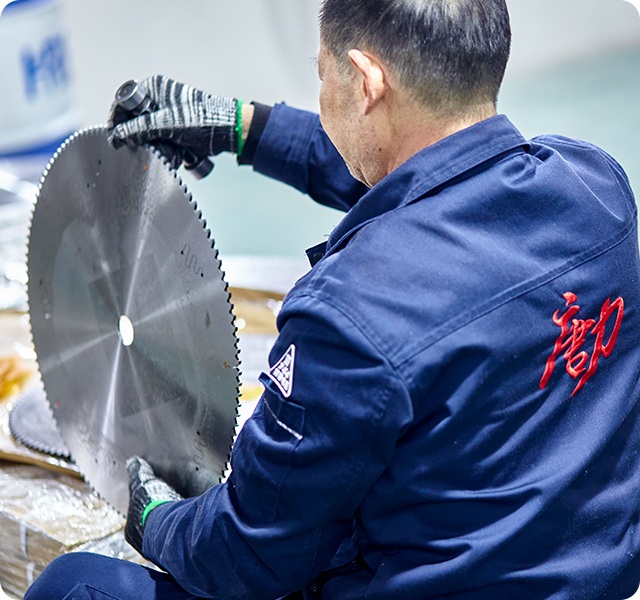 Pekerja Memeriksa Pekerja Saw Blade